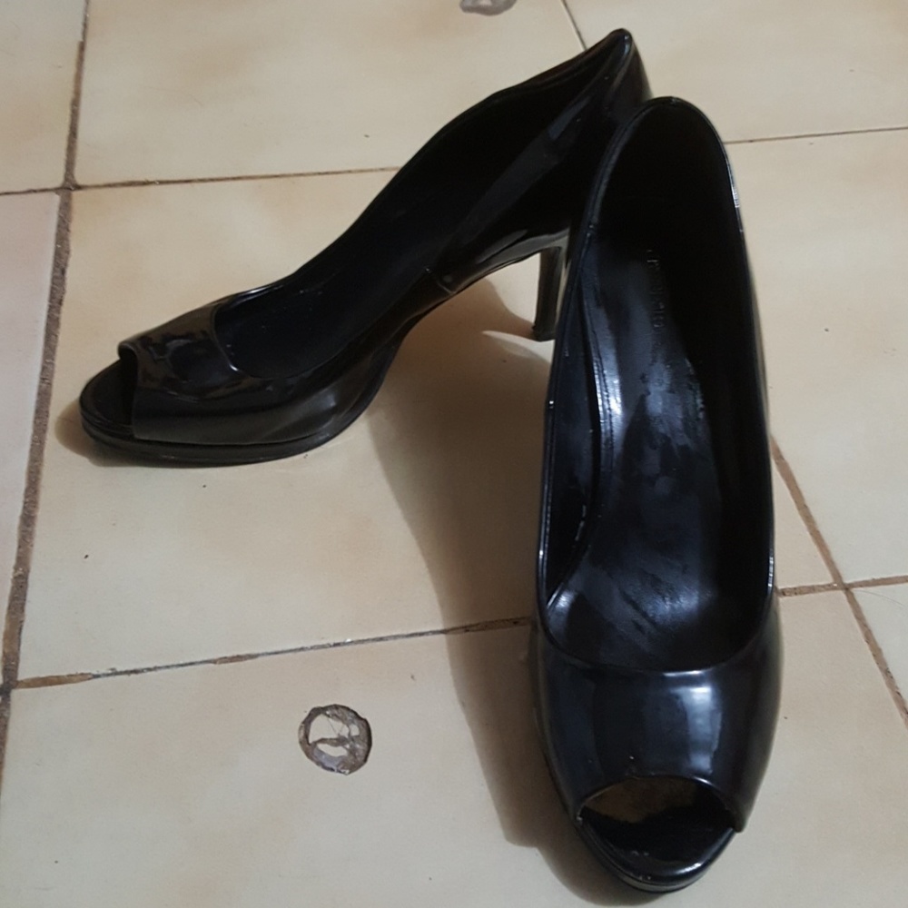 Black shiny high heels 👠